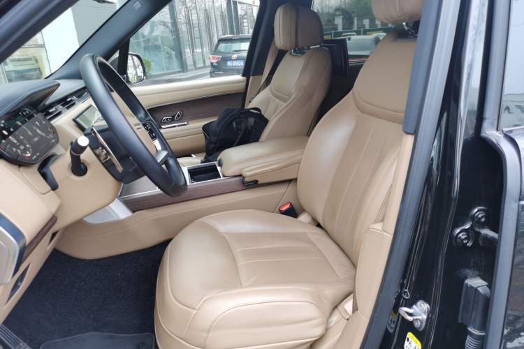 Used Land Rover Range 2024 3.0 L6 400 PS Extended Luxury Edition Left Front Seat