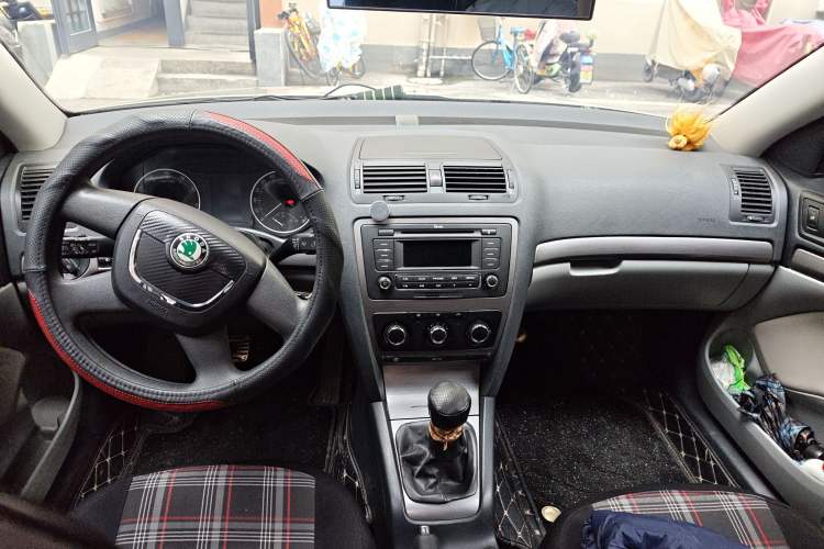 Used Skoda Octavia 2013 1.6L Manual Yijie Edition Center Console