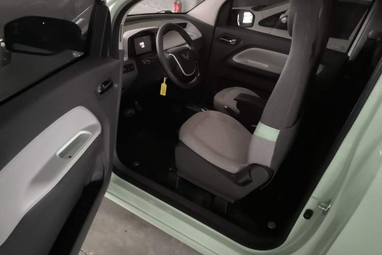 Used Wuling Hongguang MINIEV 2021 Macaron Fashion Model Lithium Iron Phosphate Driver Seat