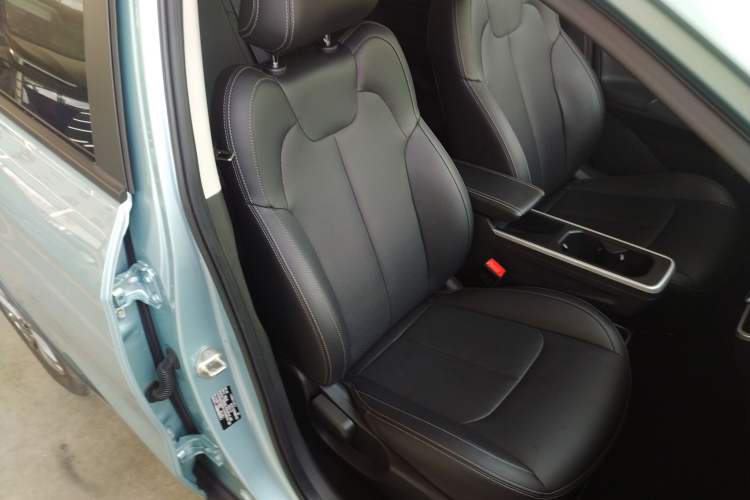 Used NETA V 2021 Standard Range Entertainment Version – Upgraded Model Right Front Seat