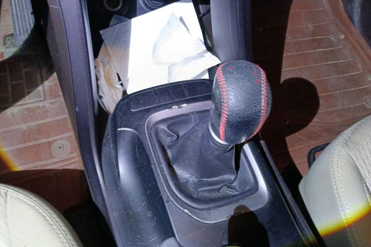 Used Hyundai Santa Fe 2013 2.4L Manual Two-Wheel Drive Comfort Version Gear Lever