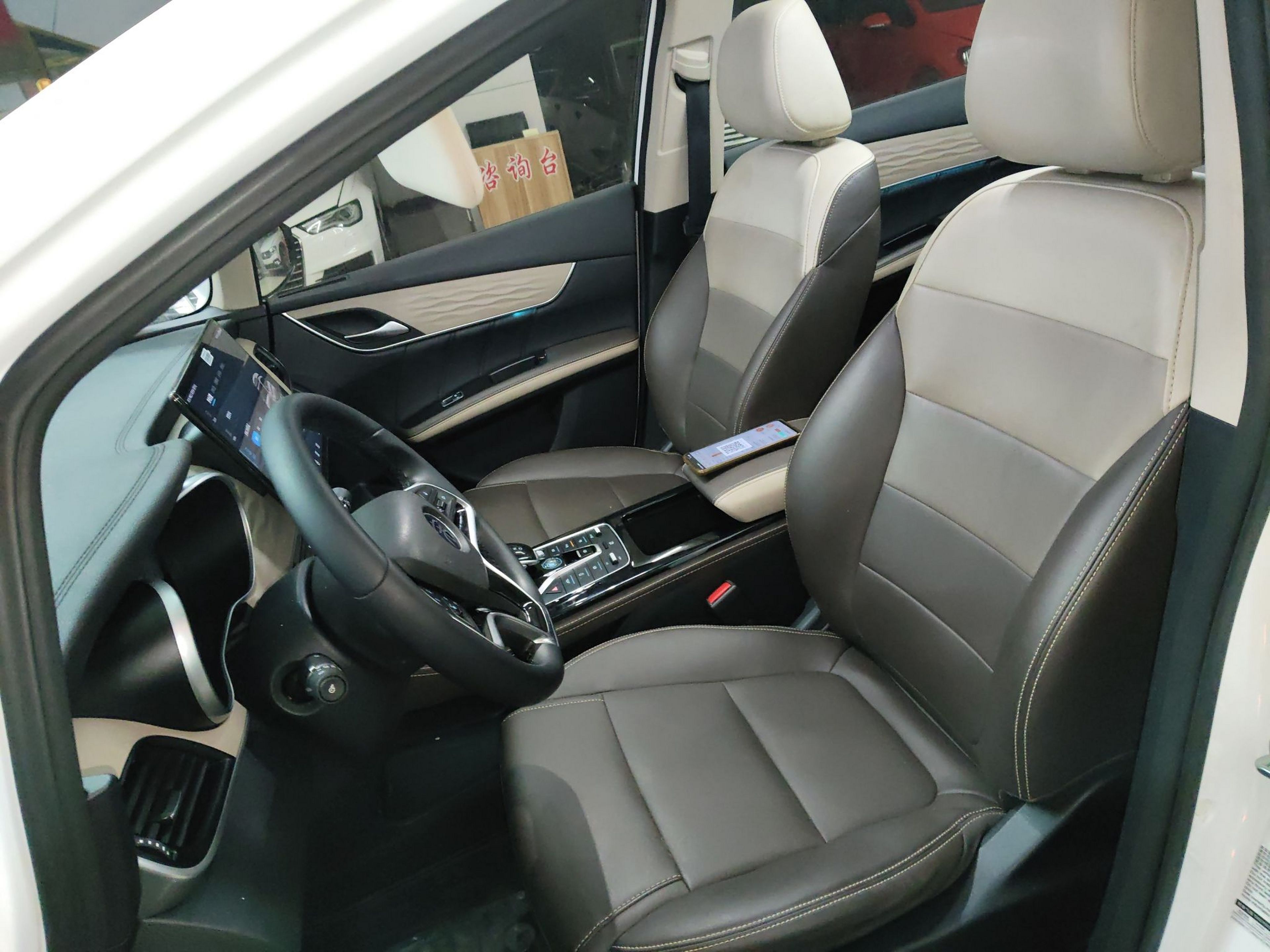 المقاعد الأمامية داخل السيارة