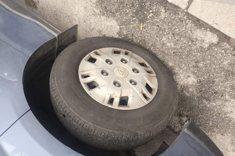 Used SAIC MAXUS Xintu V70 2023 2.0T Elite Edition Manual Transmission Short Wheelbase Low Roof 5/6 Seats (125 hp)