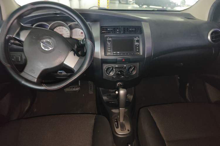 Used Nissan Livina 2010 JINRUI Edition 1.6L Automatic Standard Model Center Console