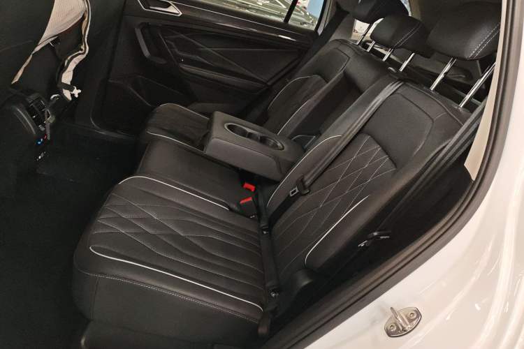 Used Volkswagen Tiguan L 2023 330TSI Automatic Two-Wheel Drive R-Line Enjoyment Edition Left Rear Seat