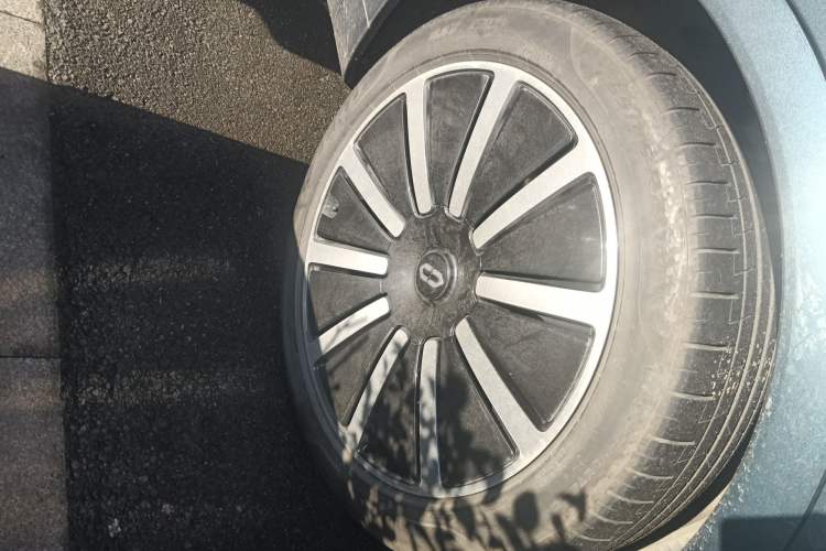 Used Hima AITO M9 2024 Range-Extended Max Edition 42 kWh 6-Seater Version Right Front Wheel Hub