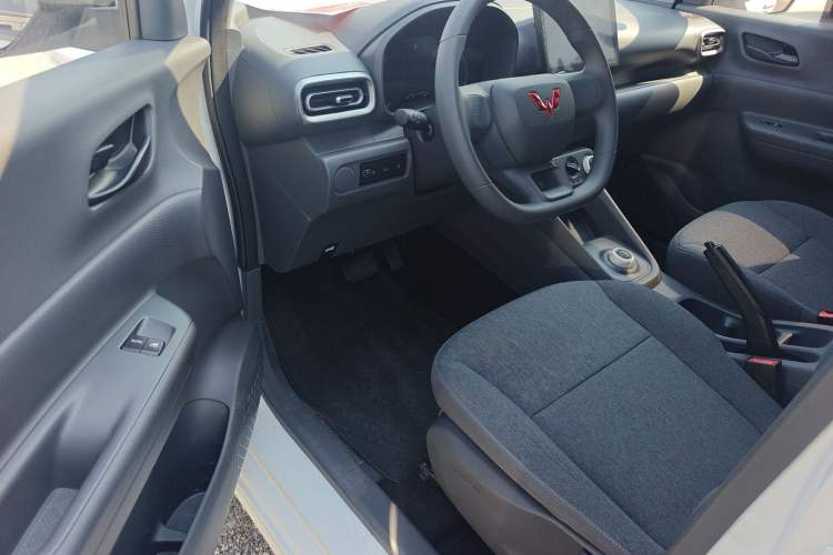 Used Wuling Hongguang New Energy 2024 All-Electric Model 300KM Practical Version