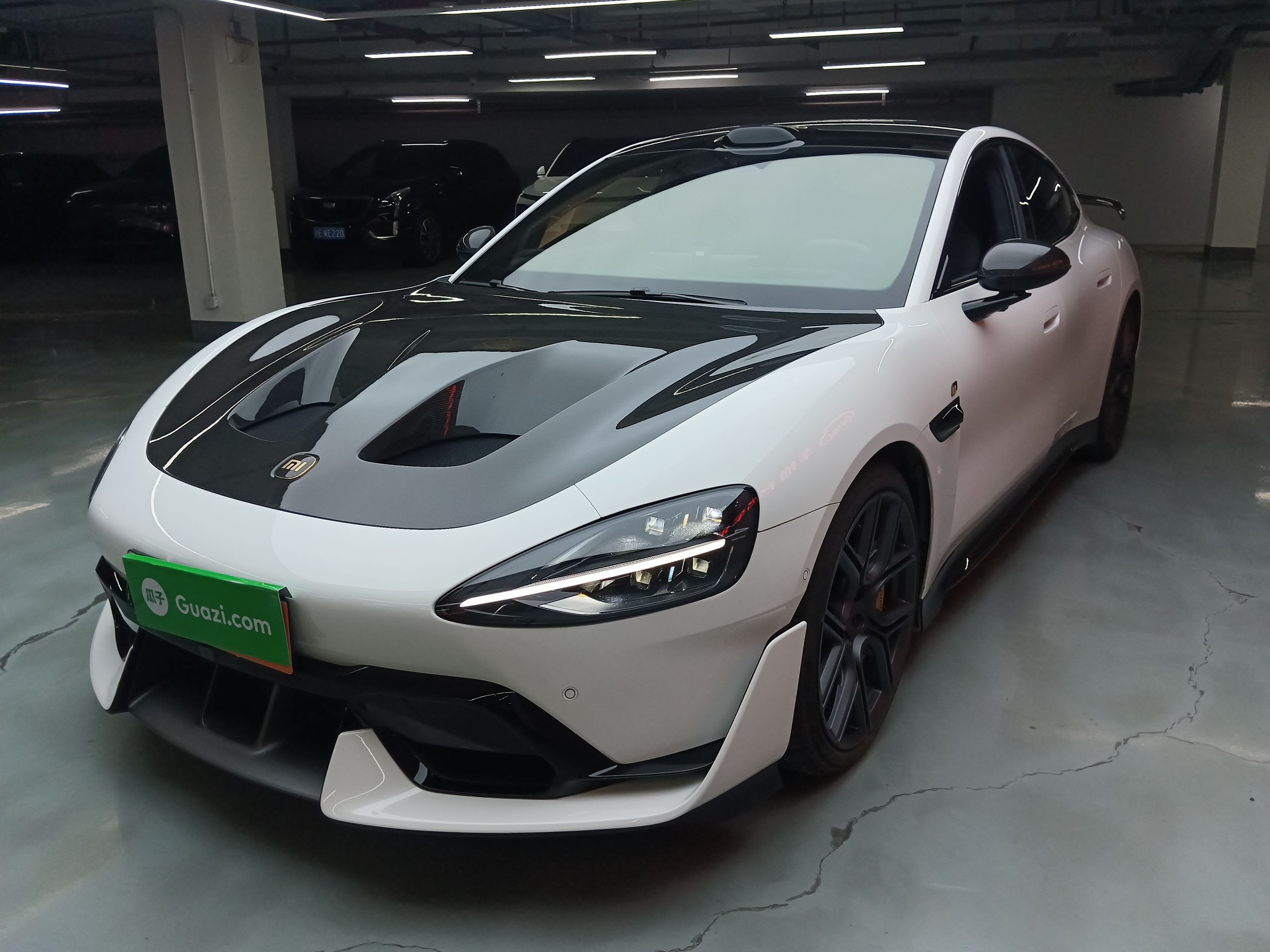 تحت مقدمة السيارة