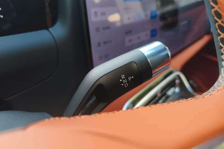 Used Geely Galaxy M9 2025 Model 230km Two-Wheel-Drive Exploration Edition Gear Lever