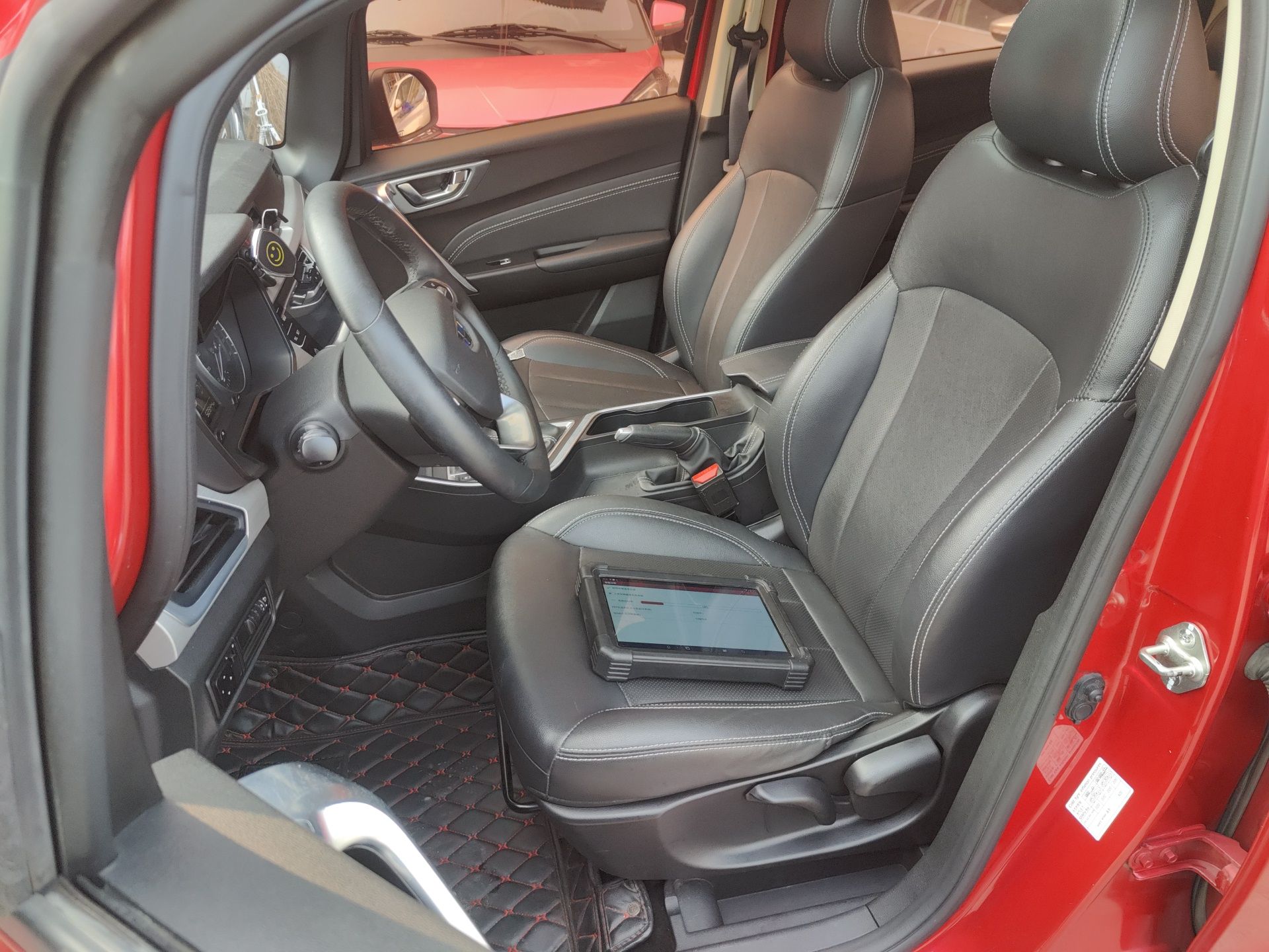 المقاعد الأمامية داخل السيارة