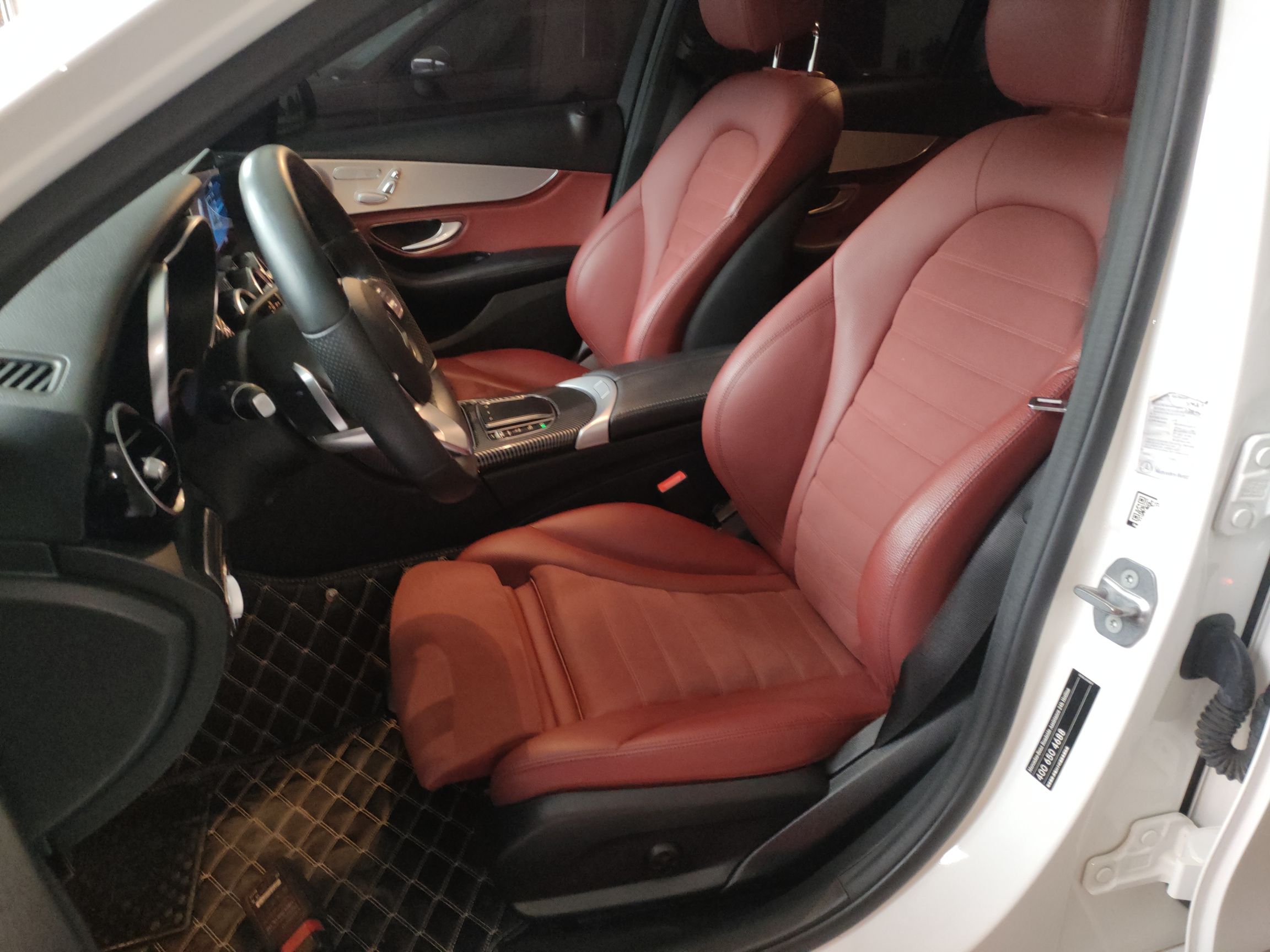 المقاعد الأمامية داخل السيارة