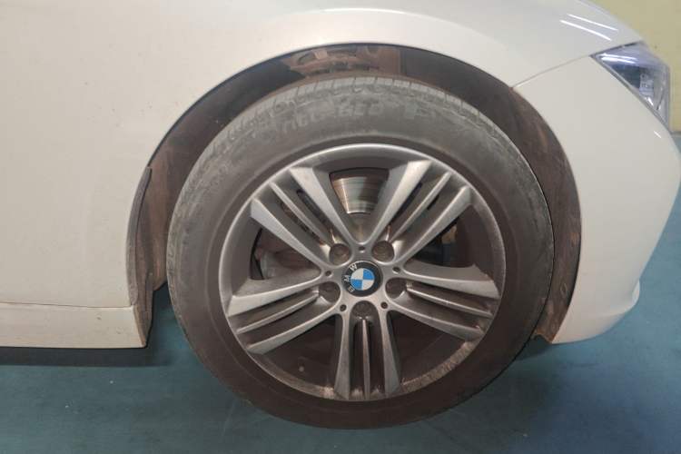 Used BMW 3 Series 2016 320Li Fashion Model Right Front Wheel Hub