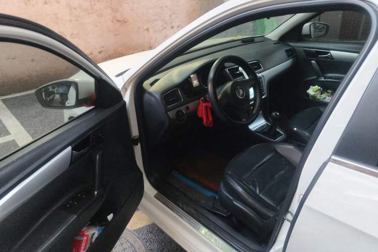 Used Volkswagen Gran Lavida 2013 1.6L Manual Fashion Model
