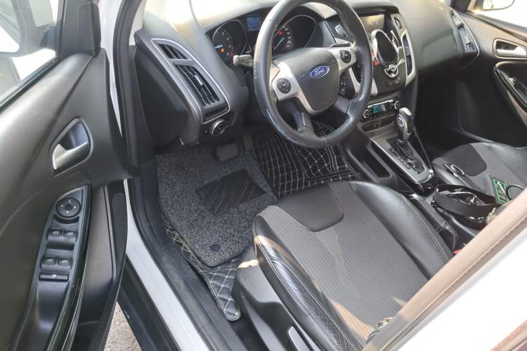 Used Ford Focus 2012 Sedan 1.6L Automatic Fashion Edition Driver Seat