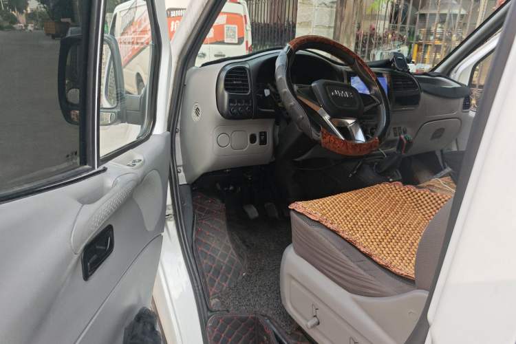 Used JMC Transit 2019 2.8T Commercial Version Short Wheelbase Mid-Roof 6-Seater China VI JX493 Driver Seat
