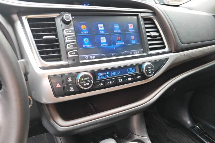 Used Toyota Highlander 2018 2.0T Four-Wheel Drive Knight Edition 7 Seats China VI Standard Audio And AC Panel