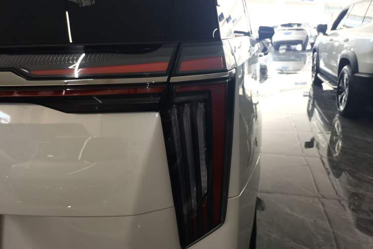 Used GAC Trumpchi M8 2023 Zongshi Series 400T Flagship Edition Right Rear Taillight