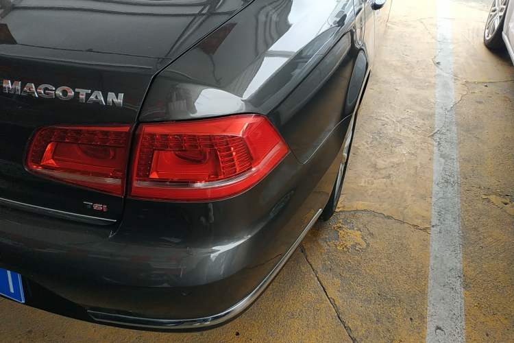 Used Volkswagen Magotan 2015 1.8TSI Luxury Model Right Rear Taillight