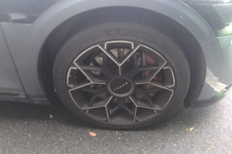 Used Zeekr 007 2025 Long-Range All-Wheel-Drive Intelligent Driving Version 100 kWh Right Front Wheel Hub