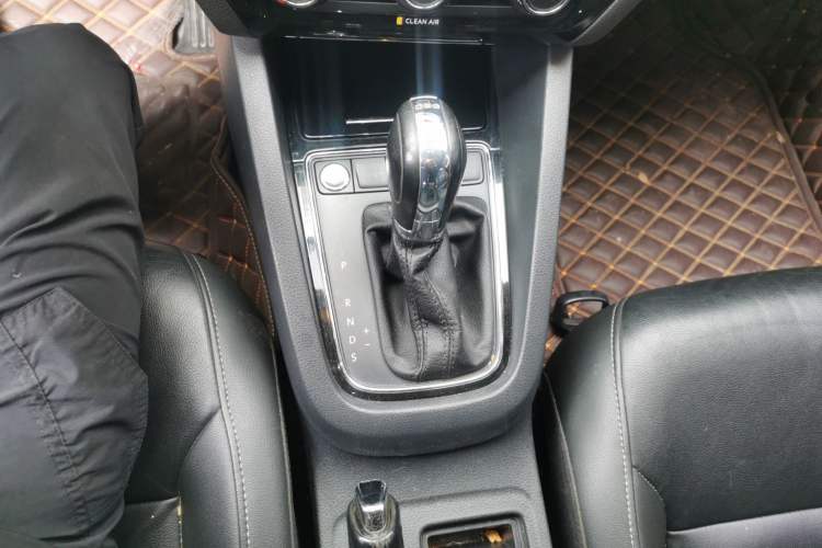 Used Volkswagen Sagitar 2017 230TSI Automatic Comfort Version Gear Lever