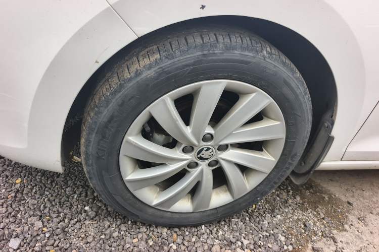 Used Skoda Rapid 2018 1.6L Automatic Comfort Edition Left Front Wheel Hub