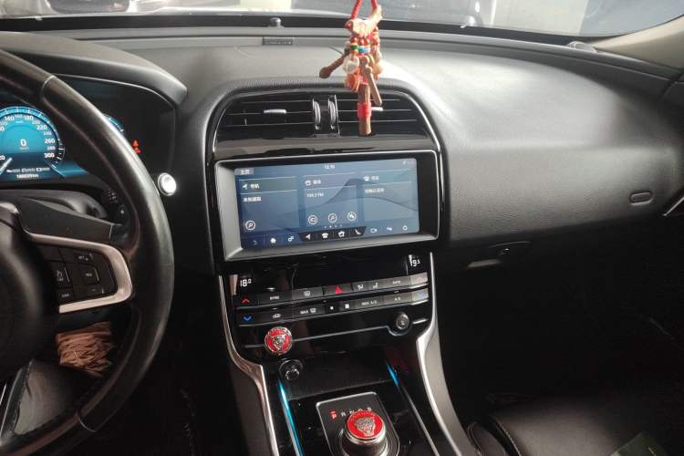 Used Jaguar XEL 2019 2.0T 200 PS Deluxe Edition Audio And AC Panel