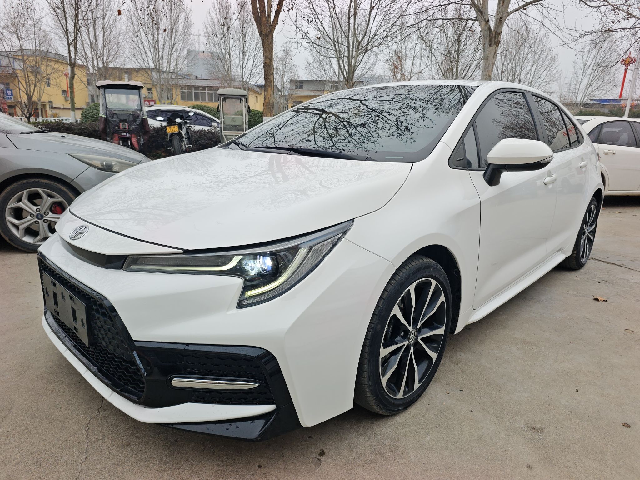 Под передней частью автомобиля