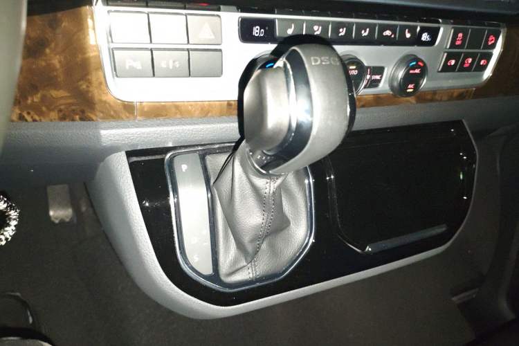 Used Volkswagen Multivan 2018 2.0 TSI Four-Wheel Drive Comfort Edition 7-Seater Gear Lever