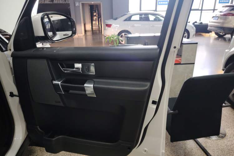 Used Land Rover Discovery 2016 3.0 SC Obsidian Black Heritage Edition SE