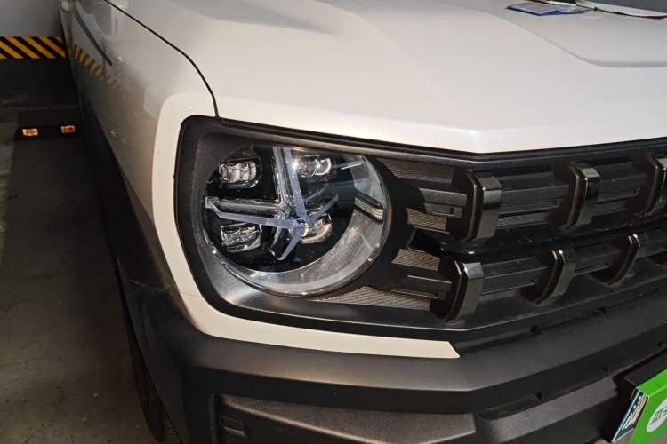 Used Haval X DOG 2022 1.5T DCT Two-Wheel Drive Trendy Edition Right Front Headlight