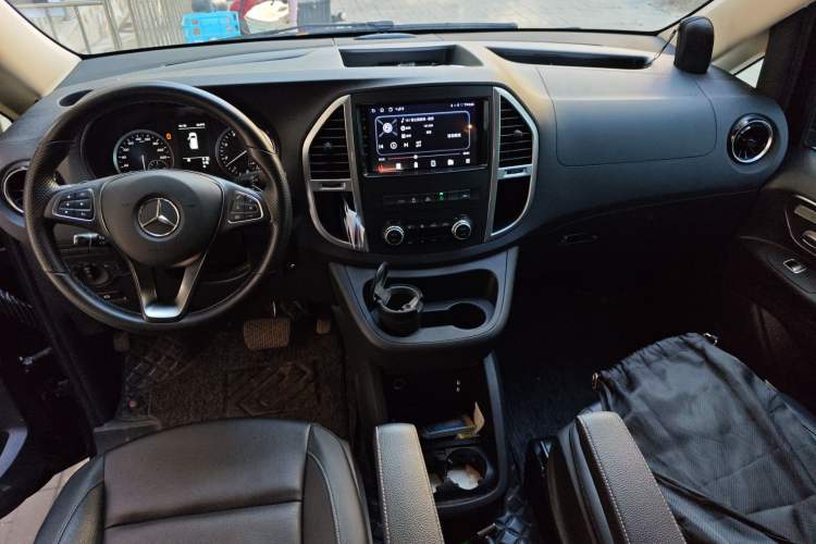 Used Mercedes-Benz Vito 2023 2.0T Business Version 7 Seats Center Console