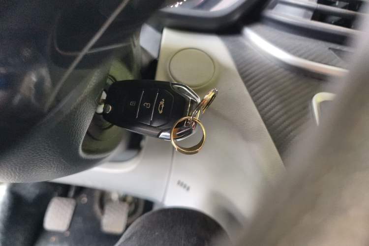 Used SAIC MAXUS Xintu V90 2022 2.0T Manual Zhiyun King Rear-Drive Short Wheelbase Mid-Roof Design with Single Rear Tire and 6 Seats Vehicle Key