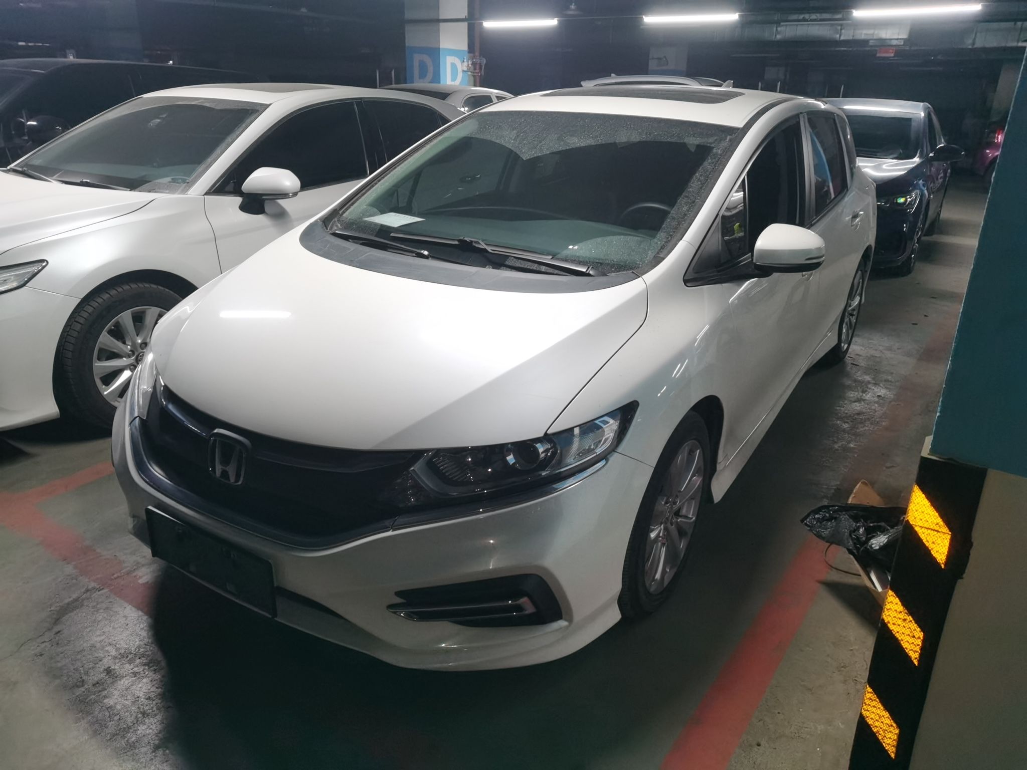 تحت مقدمة السيارة