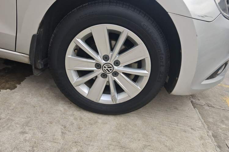 Used Volkswagen Jetta 2015 Value Edition 1.6L Manual Fashionable Style Right Front Wheel Hub