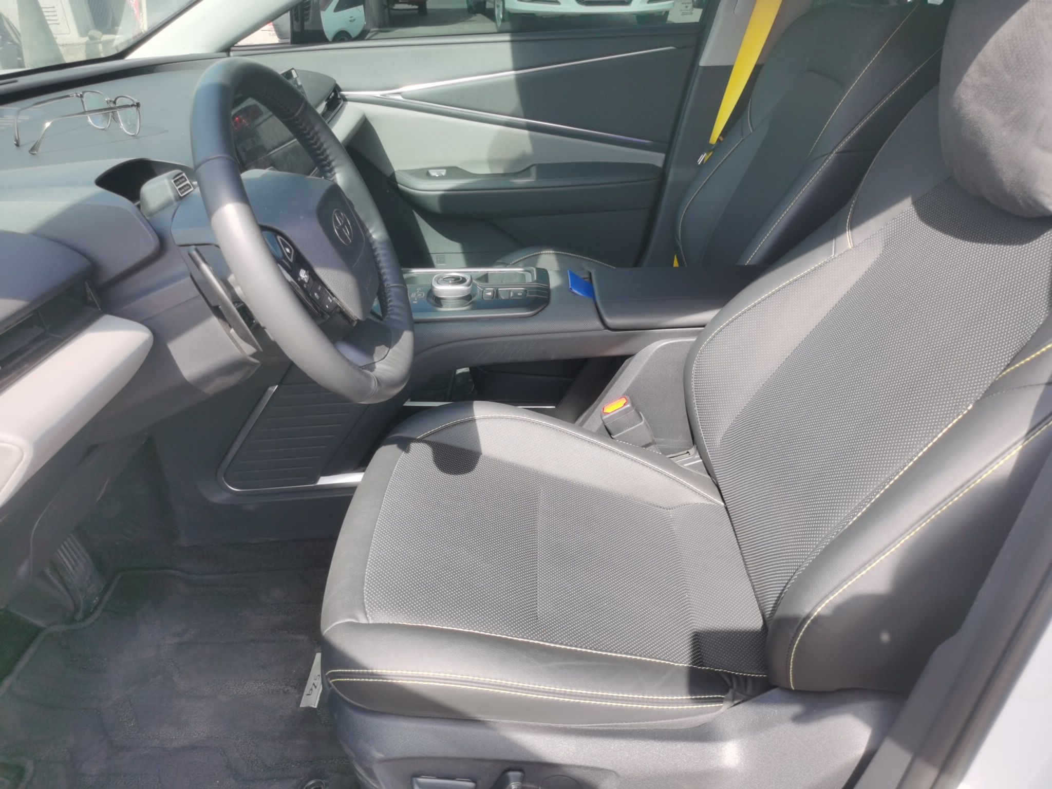 المقاعد الأمامية داخل السيارة