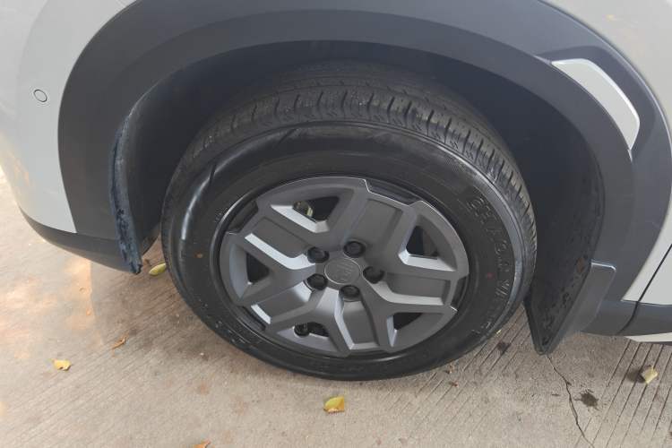 Used BYD Yuan UP 2025 Intelligent Driving Version 401 KM Dynamic Edition Exterior 4