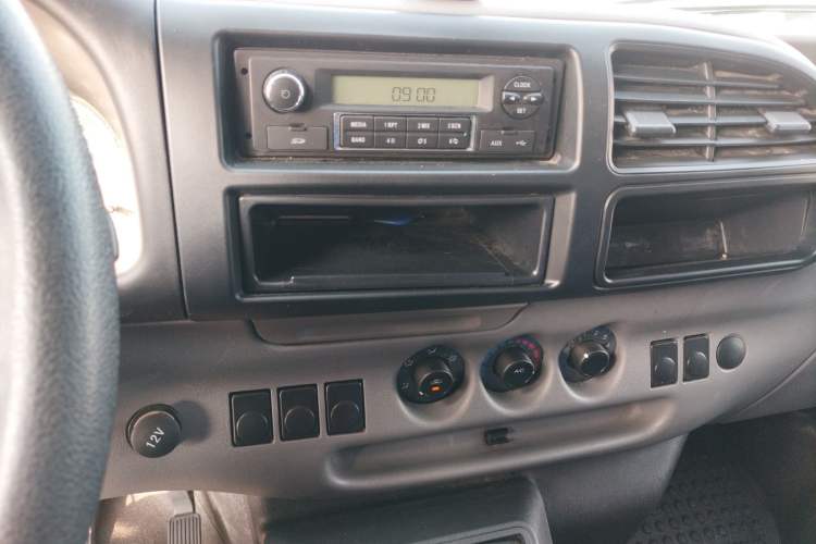 Used JMC Transit 2019 2.8T Commercial Version Short Wheelbase Mid-Roof 3-Seater China VI Standard JX493