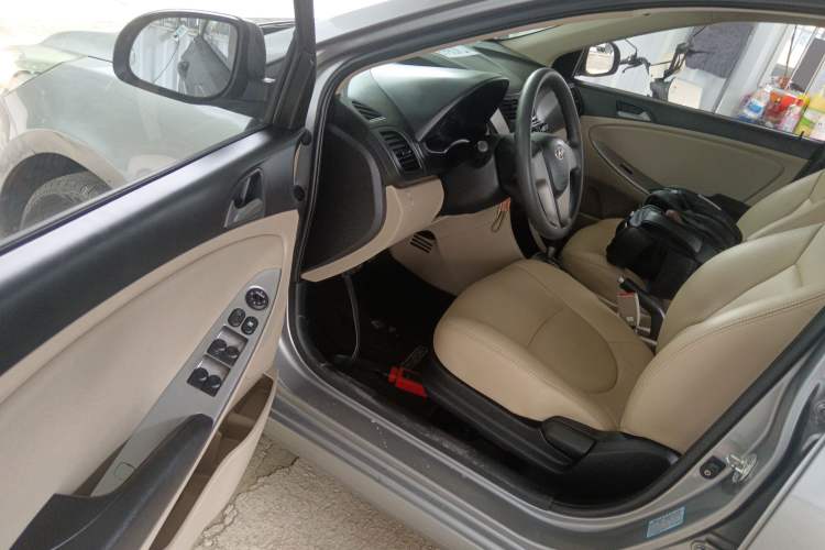 Used Hyundai Verna (older generation) 2014 1.4L Automatic Smart GLS Interior 3