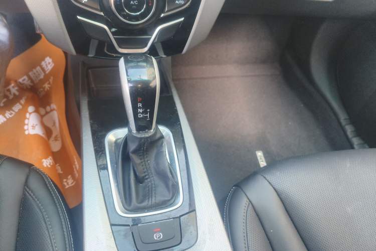 Used Luxgen U6 SUV 2014 2.0T ZhiZun Model Gear Lever