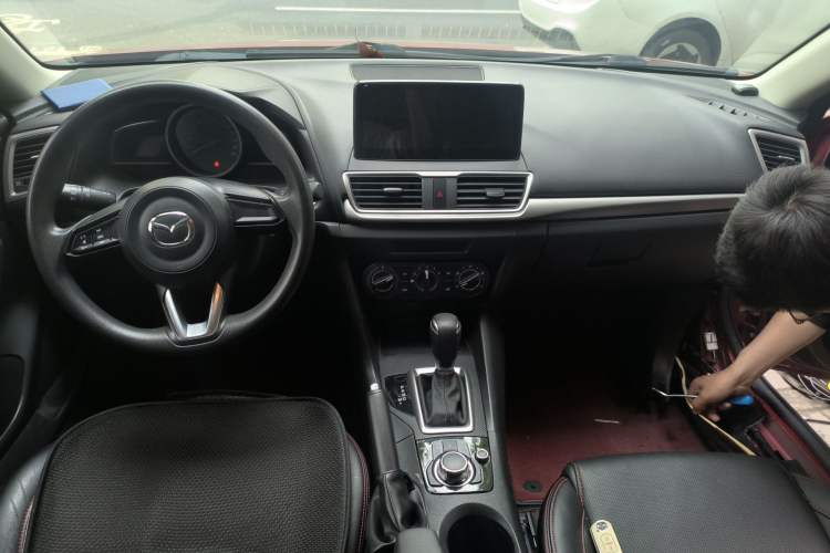 Used Mazda 3 Axela 2019 Cloud-Control Edition Hatchback 1.5L Automatic Comfort Model China VI Standard Center Console