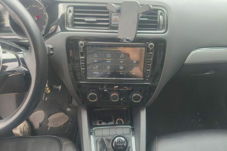 Used Volkswagen Sagitar 2015 1.6L Manual Comfort Model Audio And AC Panel