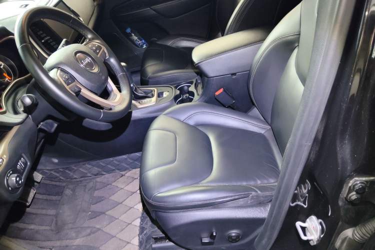 Used Jeep Cherokee 2016 2.4L Leading Edition
