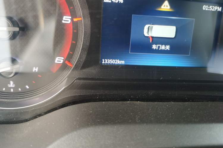 Used SAIC MAXUS Xintu V90 2024 Zhiyun 2.0T Manual Rear-Drive Extended-Wheelbase Ultra-High-Roof Model with Dual Rear Tires and 3 Seats
