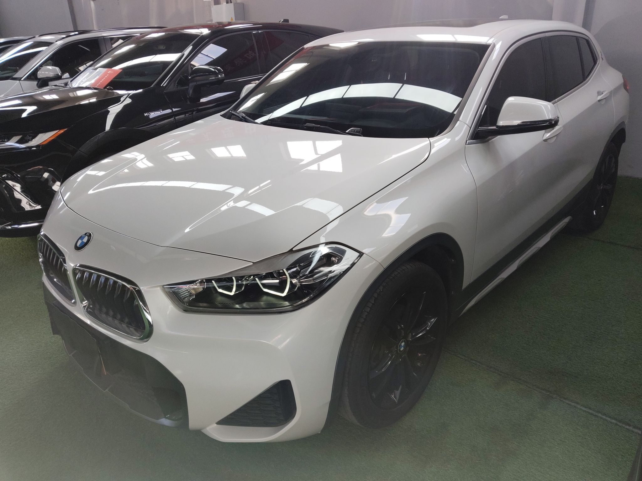 Под передней частью автомобиля