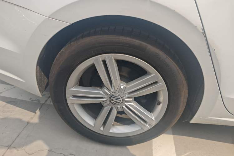 Used Volkswagen Lamando 2015 280TSI DSG Comfort Edition Right Rear Wheel Hub