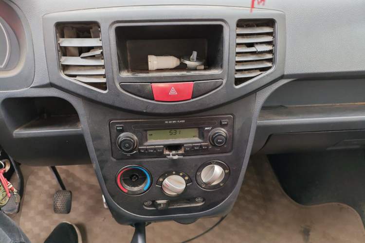 Used BAIC Weiwang 306 2011 1.3L base model 7 seats Audio And AC Panel