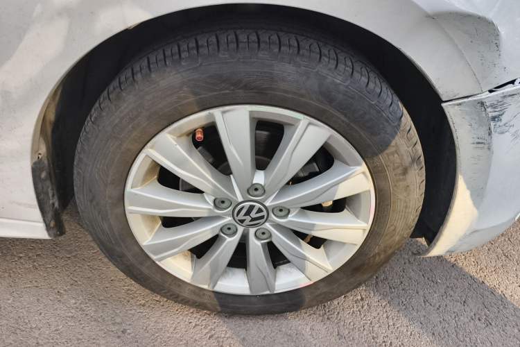 Used Volkswagen Sagitar 2014 1.6L Automatic Comfort Model Right Front Wheel Hub