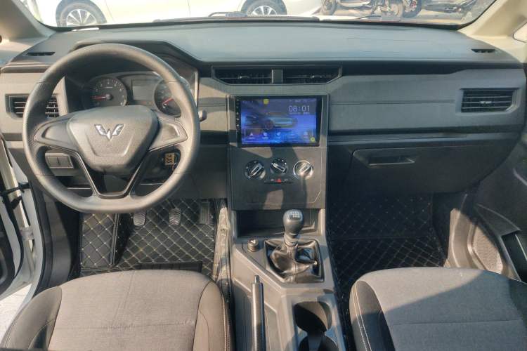 Used Wuling Hongguang PLUS 2019 1.5T Manual Standard Edition 5 Seats
