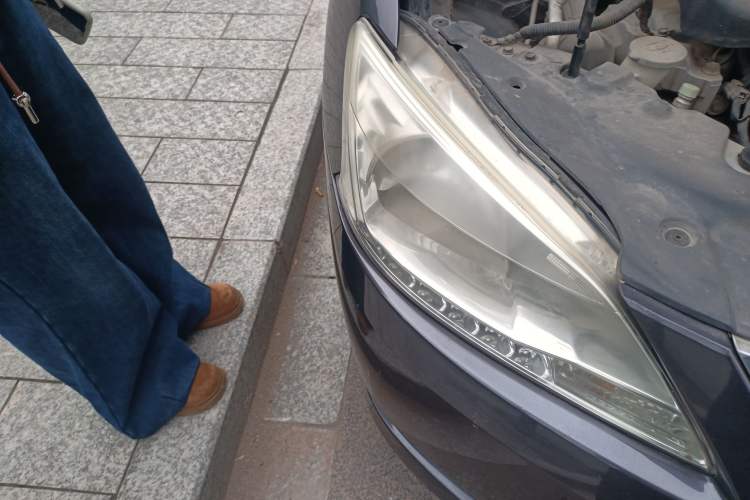 Used Nissan Sylphy 2012 1.6XE CVT Comfort Edition Right Front Headlight