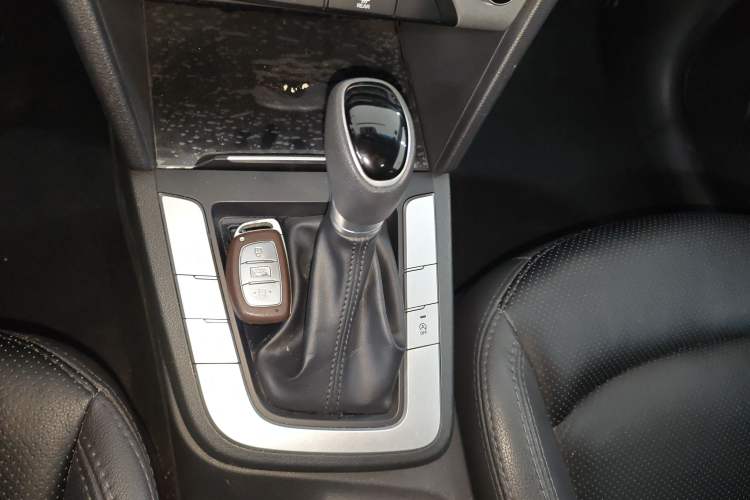 Used Hyundai Elantra (6th Generation / Lingdong) 2016 1.6L Automatic ZhiXuan – Elite Version Gear Lever